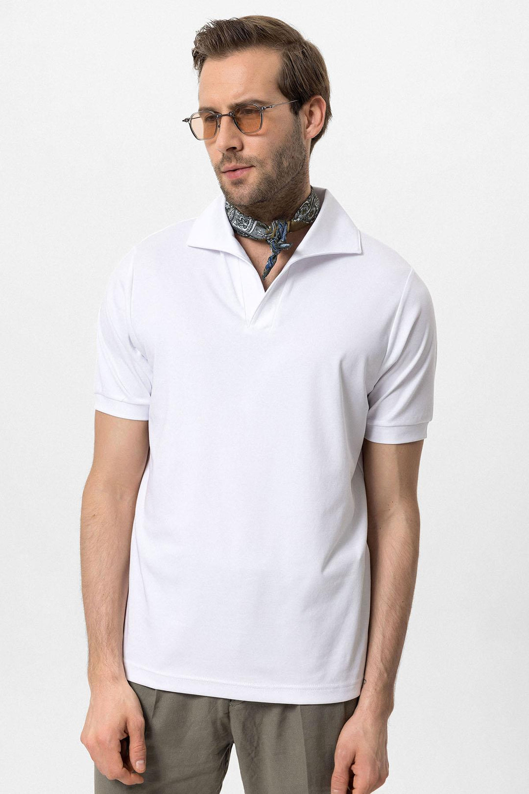 Camiseta de hombre blanca con cuello camp de corte regular - Wessi