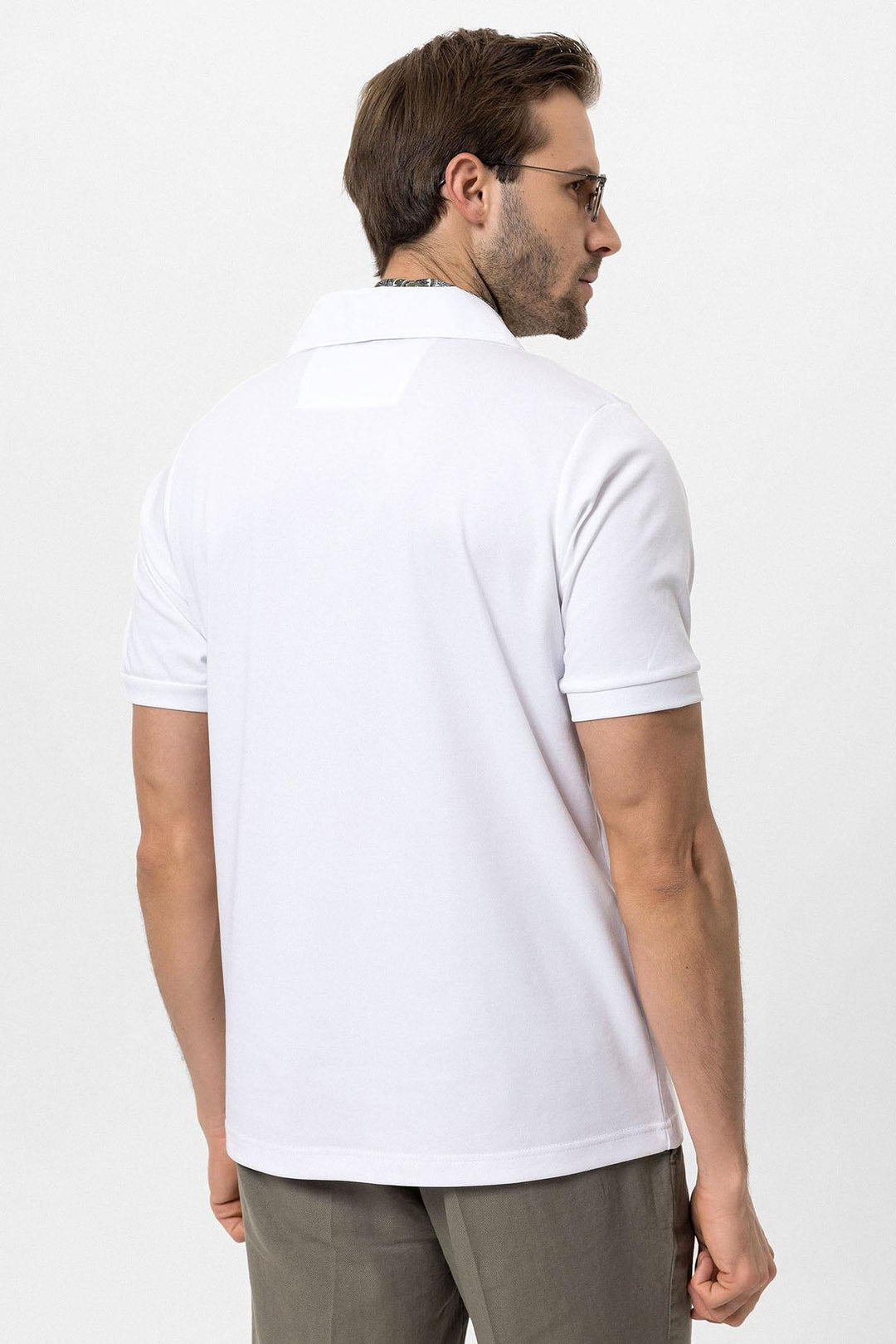 Camiseta de hombre blanca con cuello camp de corte regular - Wessi