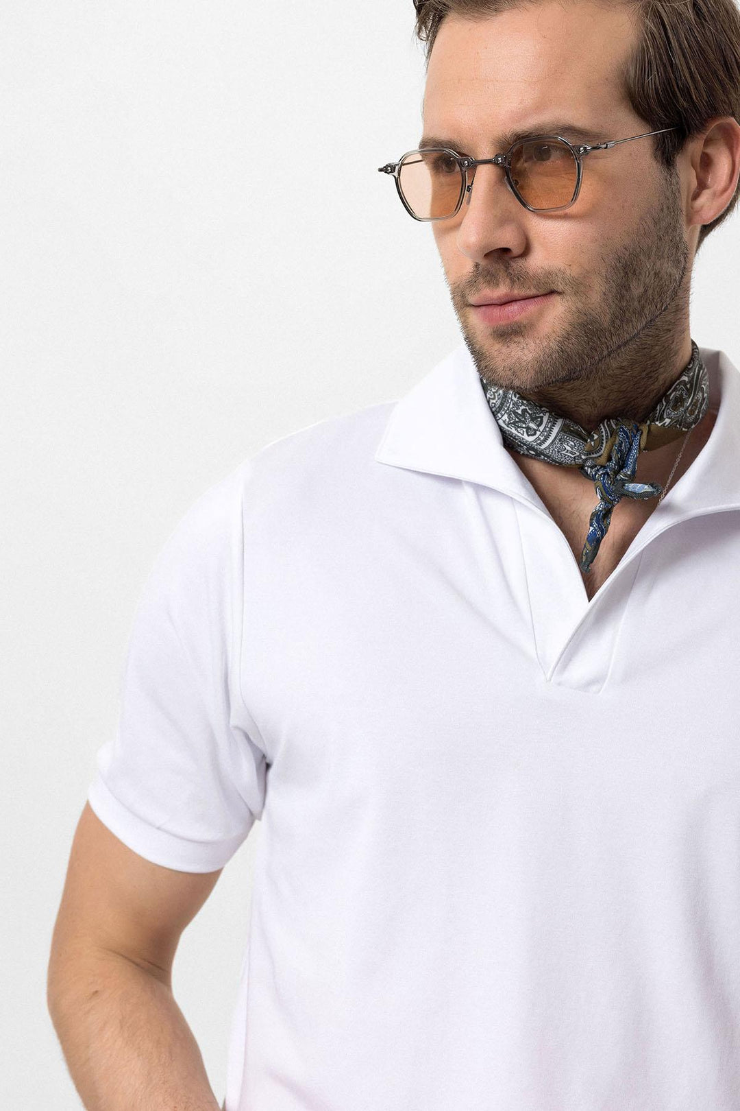 Camiseta de hombre blanca con cuello camp de corte regular - Wessi