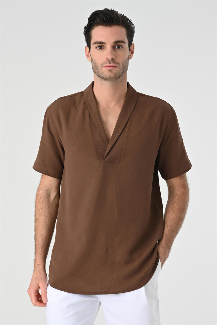 Camisa de manga corta Relax Fit con cuello chal de hombre marrón - Wessi