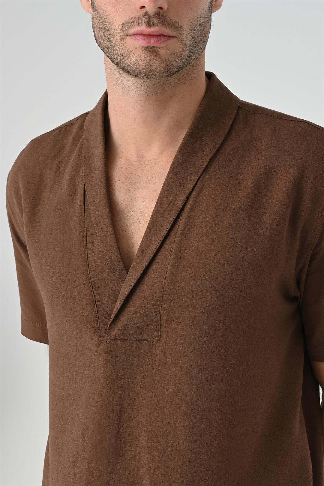 Camisa de manga corta Relax Fit con cuello chal de hombre marrón - Wessi