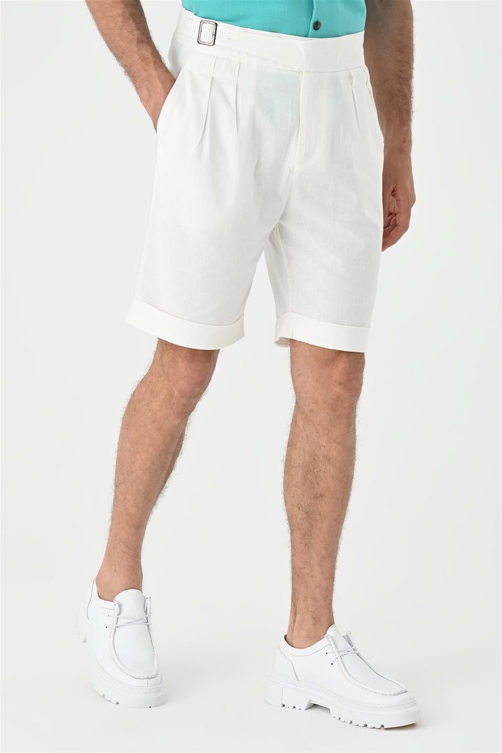 Shorts plisados ​​con detalle de hebilla blanca para hombre - Wessi