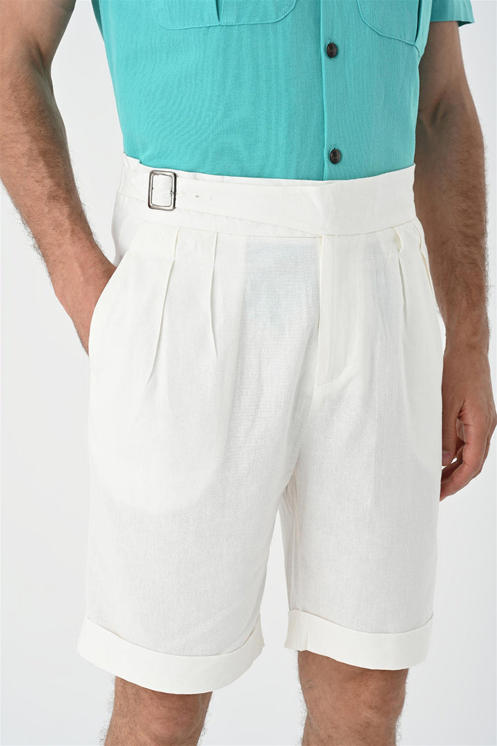 Shorts plisados ​​con detalle de hebilla blanca para hombre - Wessi