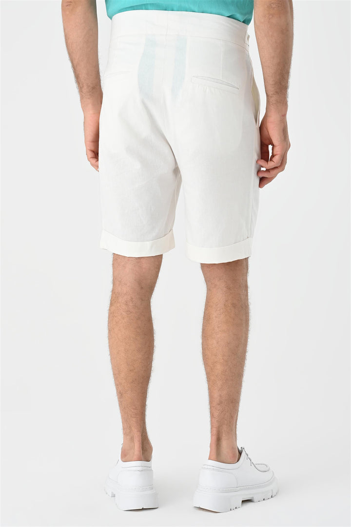 Shorts plisados ​​con detalle de hebilla blanca para hombre - Wessi