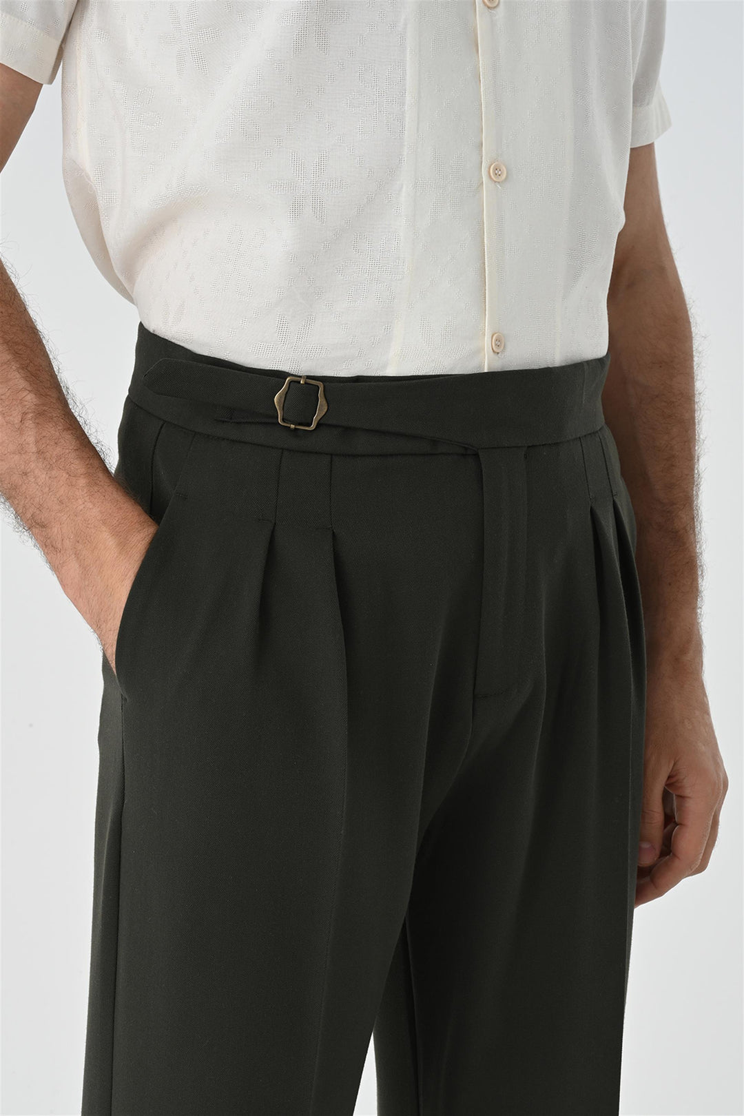 Pantalones de cintura alta plisados ​​con detalle de hebilla caqui para hombre - Wessi