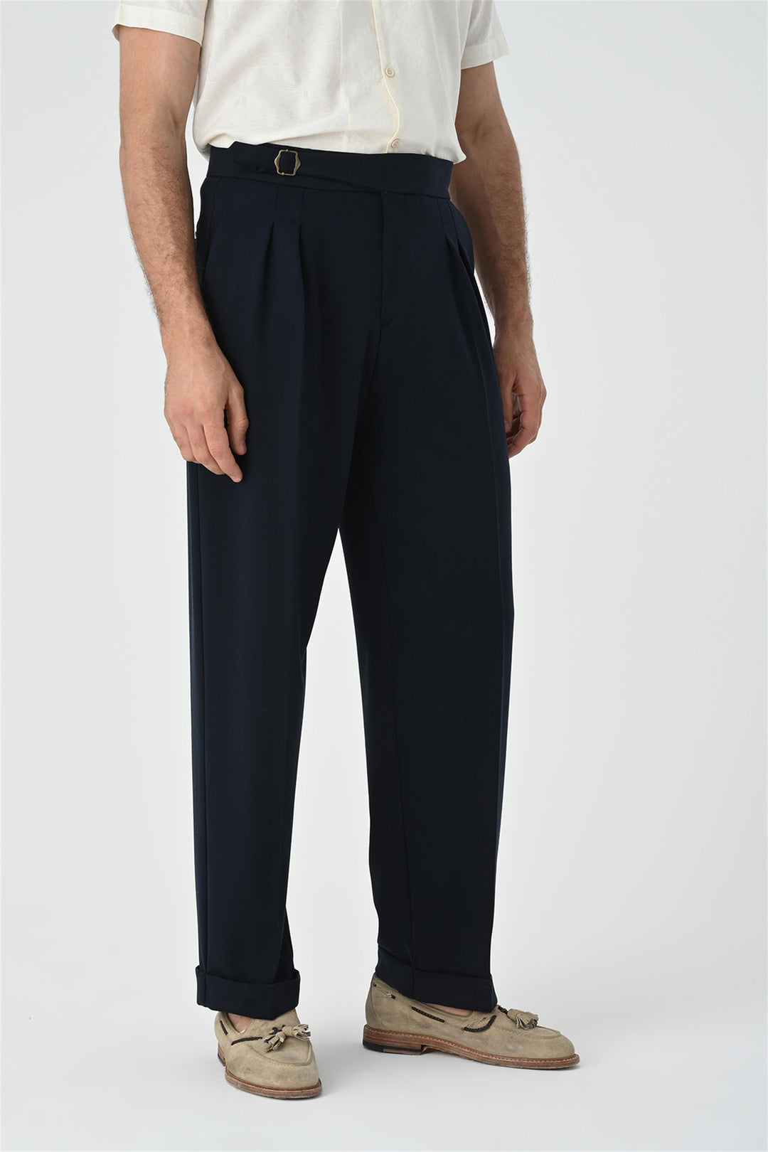 Pantalones de cintura alta plisados ​​con detalle de hebilla azul marino oscuro para hombre - Wessi