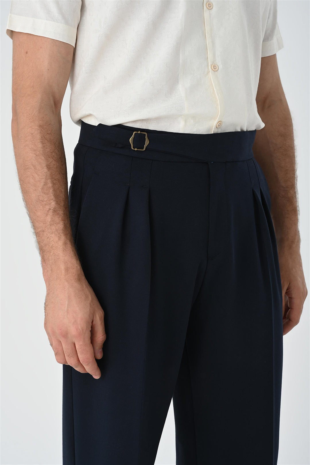 Pantalones de cintura alta plisados ​​con detalle de hebilla azul marino oscuro para hombre - Wessi