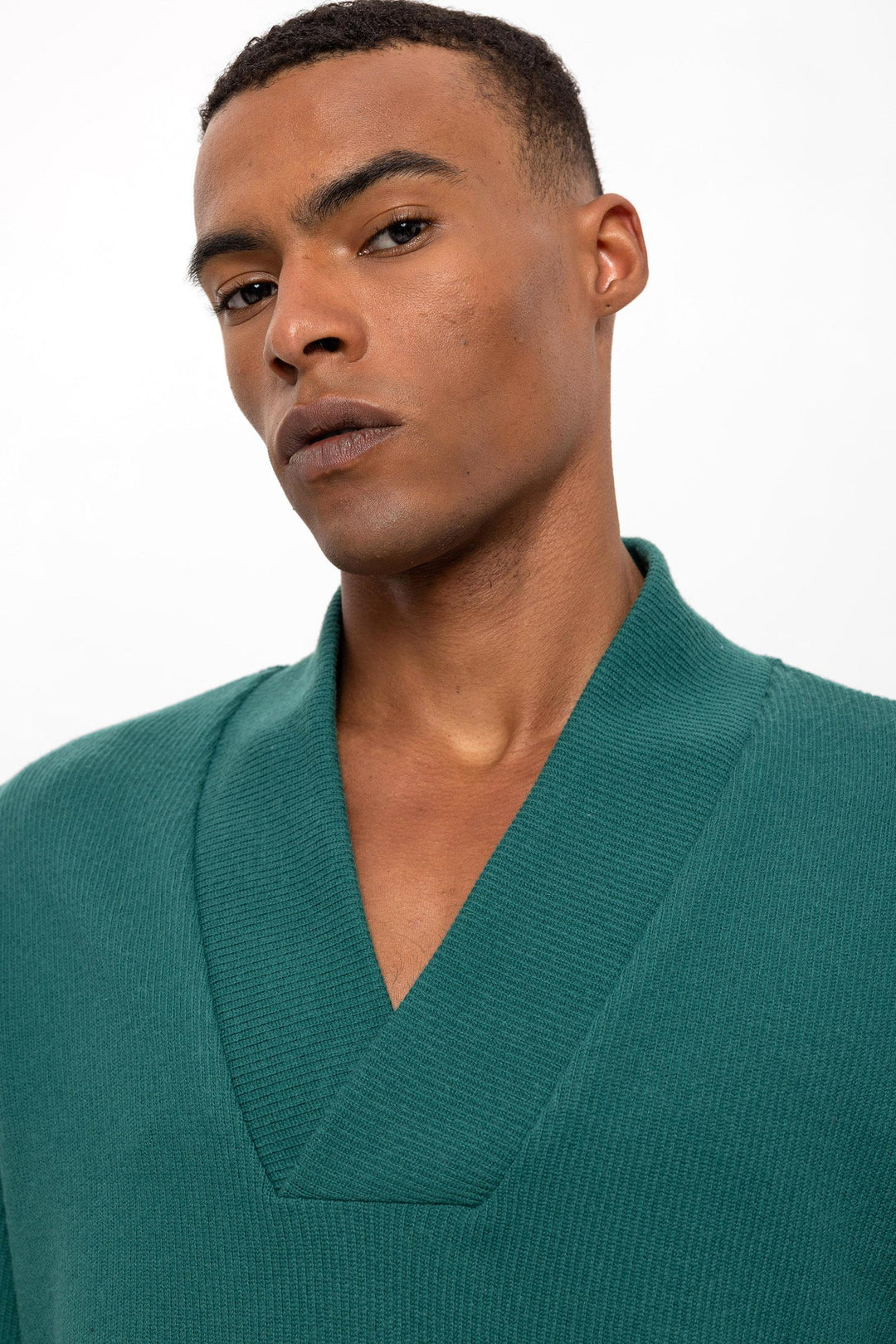 Suéter verde con cuello en V para hombre - Wessi