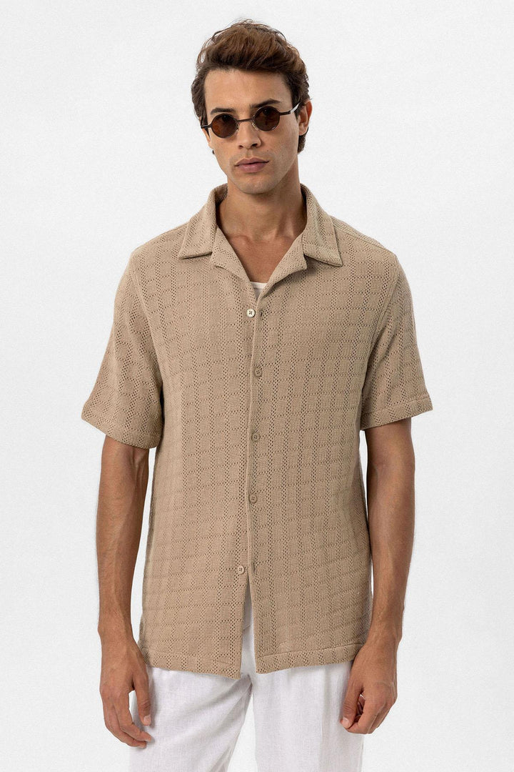 Camisa tejida con cuello camp color topo para hombre - Wessi