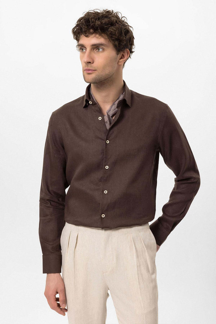 Camicia da uomo in lino 100% con colletto marrone scuro e dettaglio bottoni - Wessi