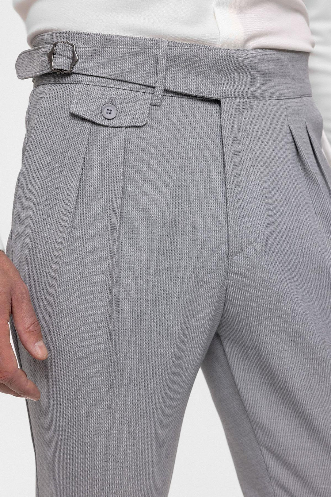 Pantalón de hombre de tela plisada gris claro de cintura alta (boyfriend) con cinturón con hebilla - Wessi