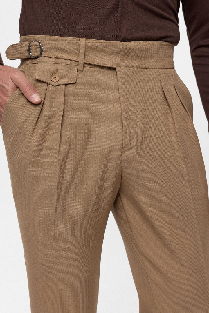 Pantalon Homme Camel Taille Haute (Boyfriend) en Tissu Plissé avec Ceinture à Boucle - Wessi