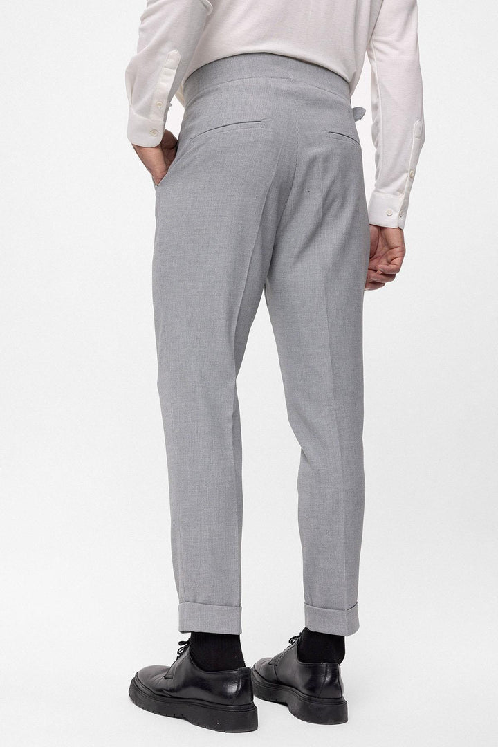 Pantalón de hombre de tela plisada gris claro de cintura alta (boyfriend) con cinturón con hebilla - Wessi