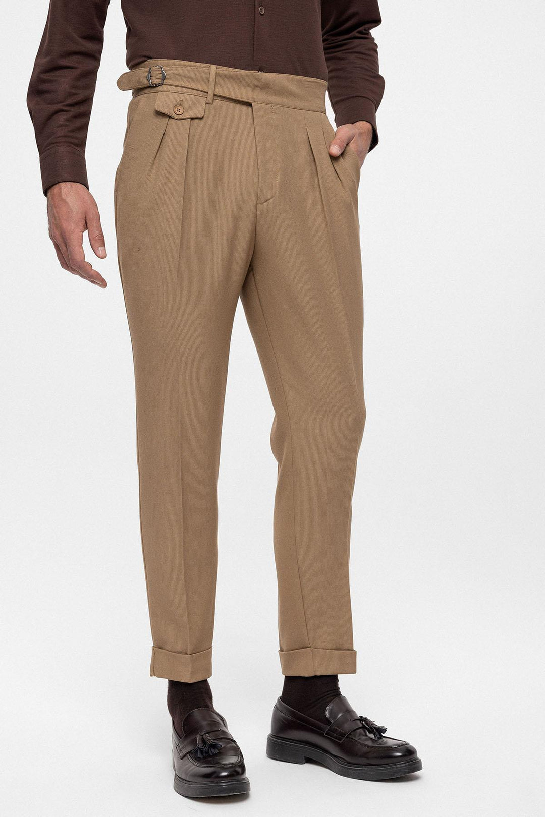 Pantalon Homme Camel Taille Haute (Boyfriend) en Tissu Plissé avec Ceinture à Boucle - Wessi