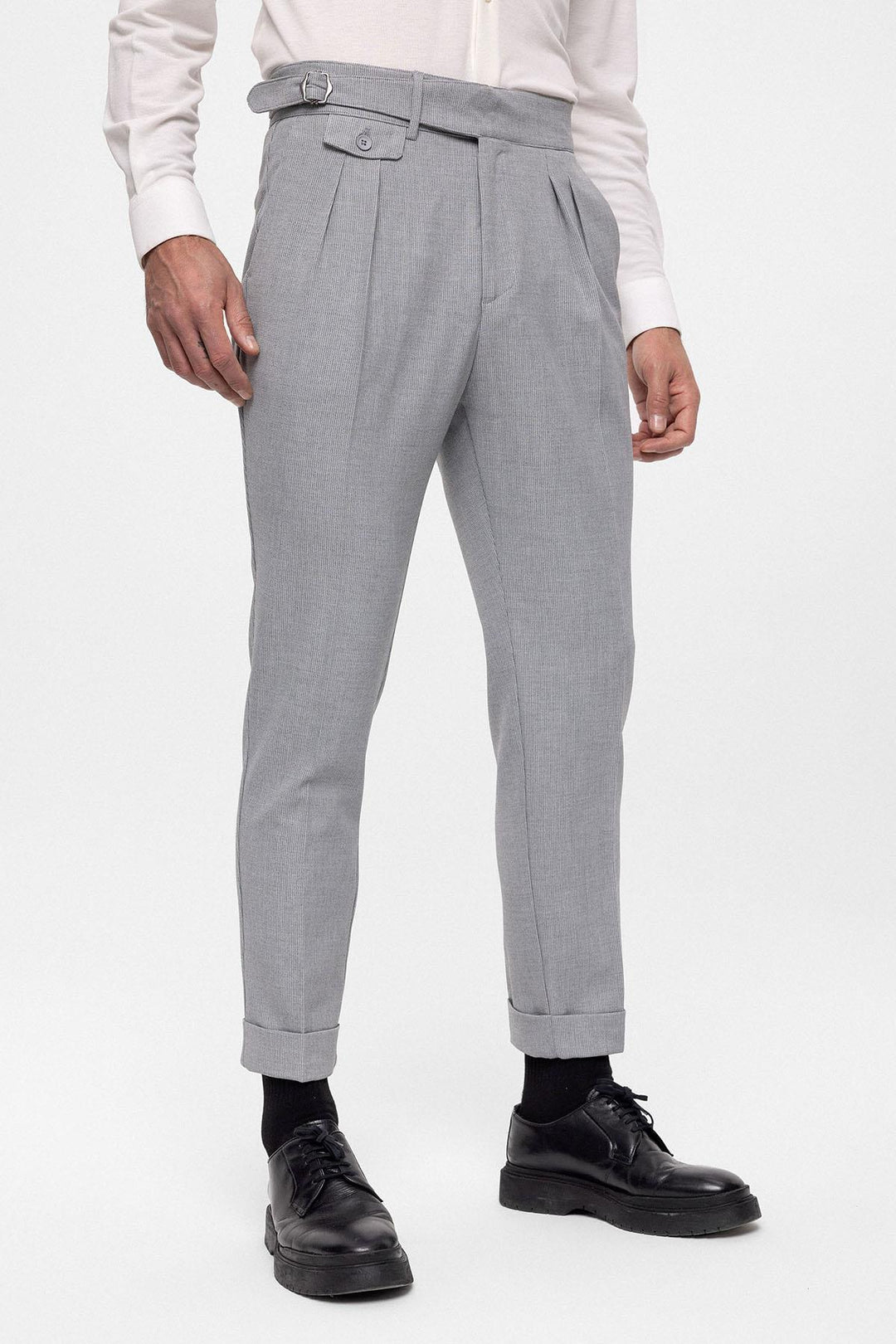 Pantalón de hombre de tela plisada gris claro de cintura alta (boyfriend) con cinturón con hebilla - Wessi