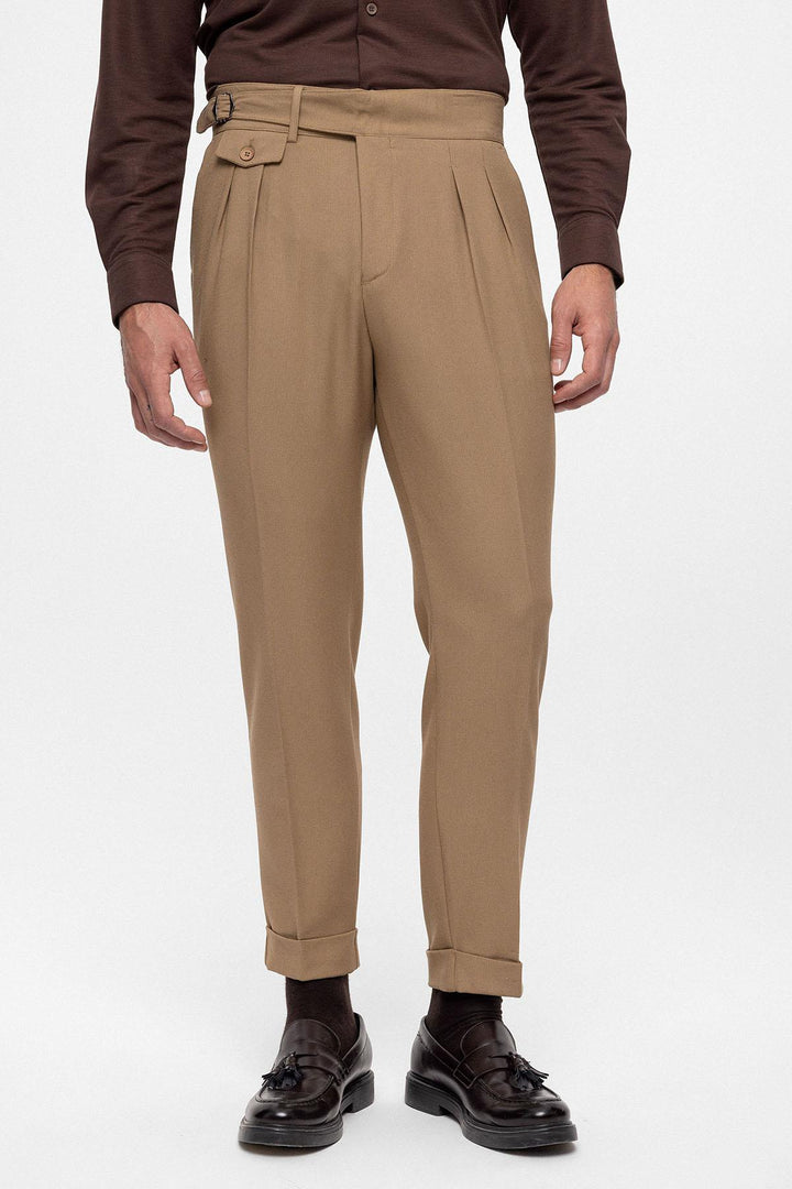 Pantalon Homme Camel Taille Haute (Boyfriend) en Tissu Plissé avec Ceinture à Boucle - Wessi