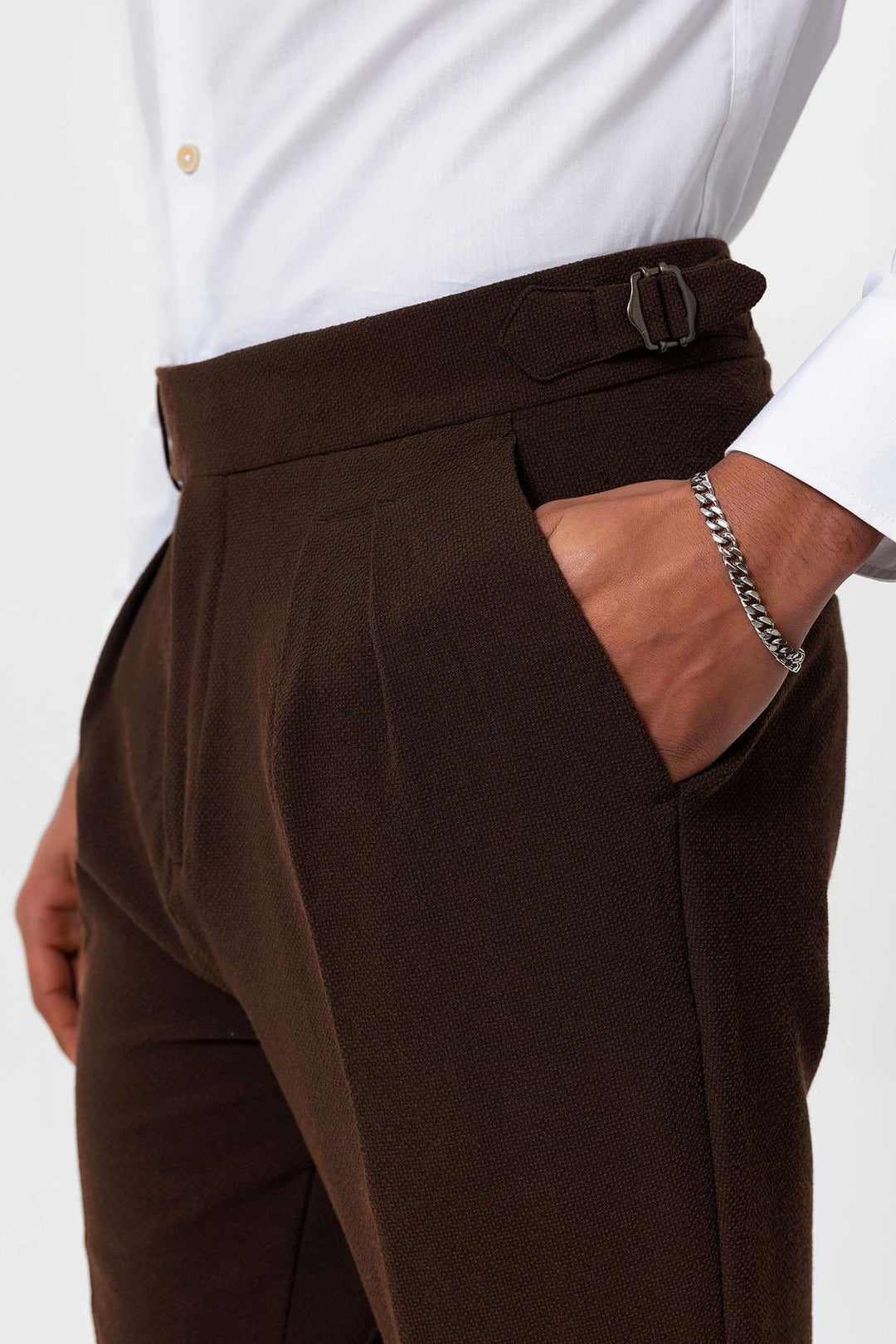 Pantalones de hombre con textura plisada de cintura alta marrón - Wessi