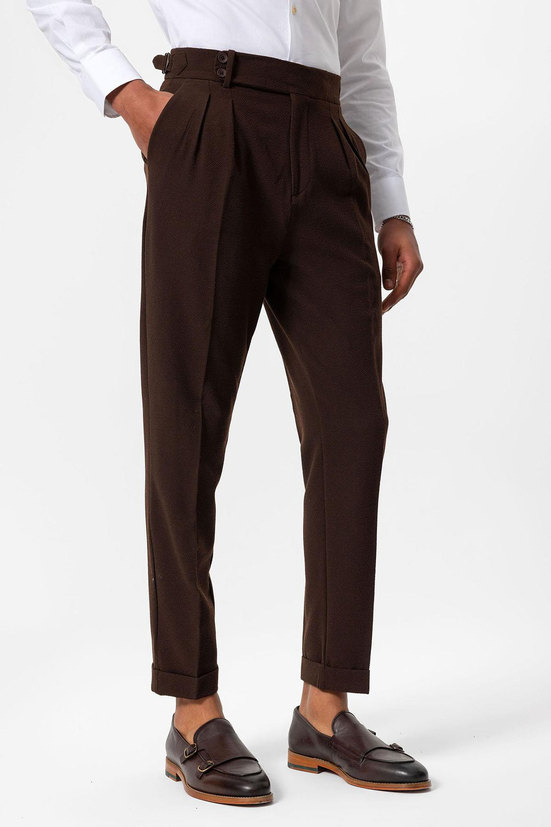 Pantalones de hombre con textura plisada de cintura alta marrón - Wessi