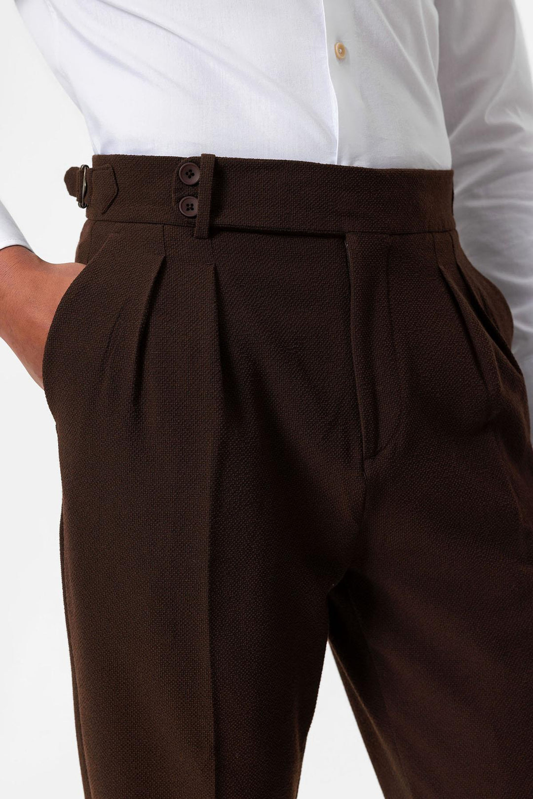 Pantalones de hombre con textura plisada de cintura alta marrón - Wessi