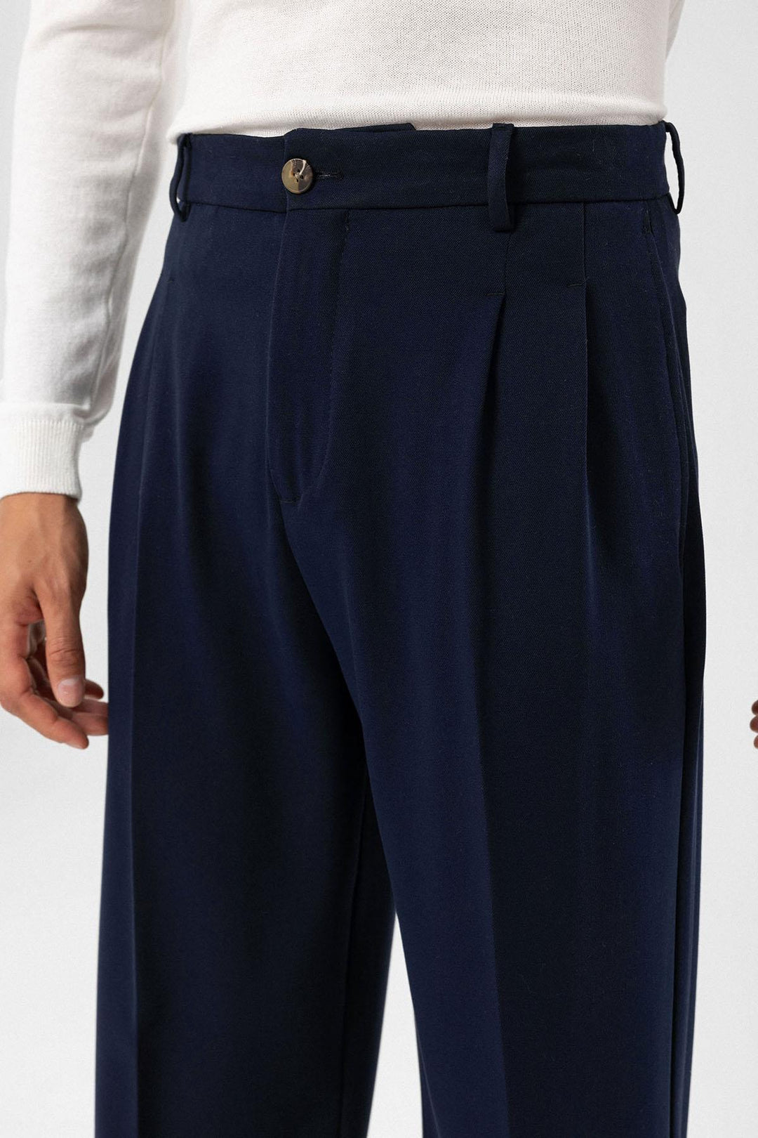 Pantalones plisados ​​de corte relajado y cintura alta azul marino oscuro para hombre - Wessi