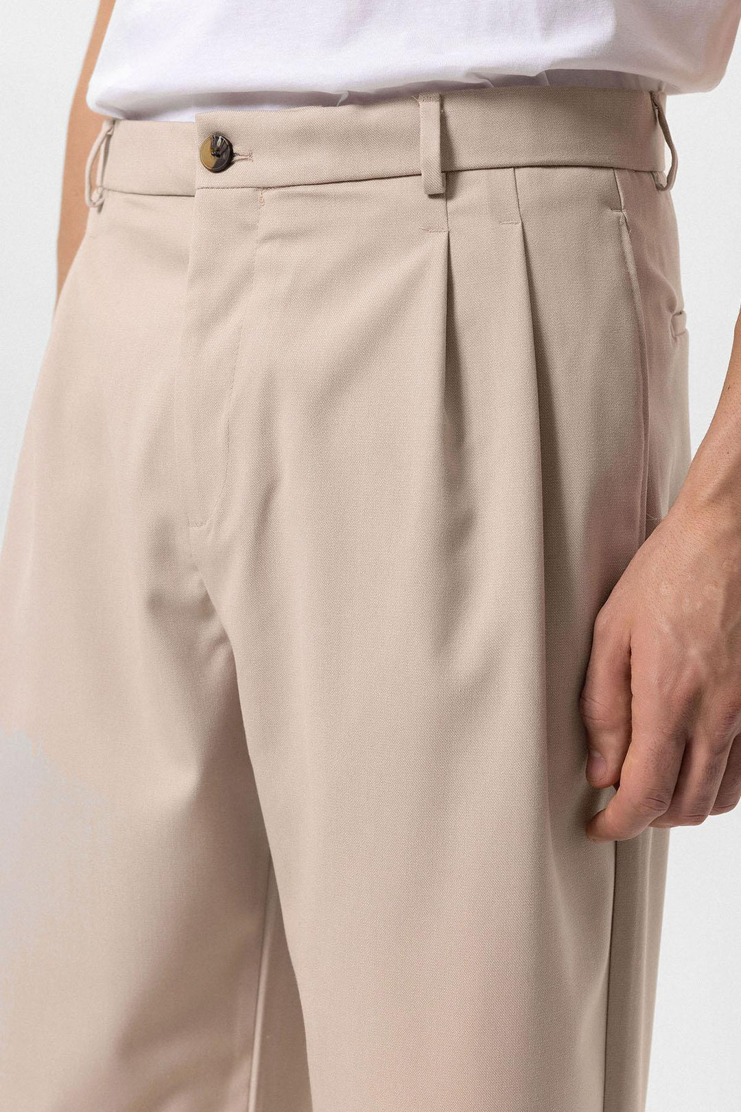 Pantaloni beige a vita alta pieghettati dalla vestibilità comoda da uomo - Wessi