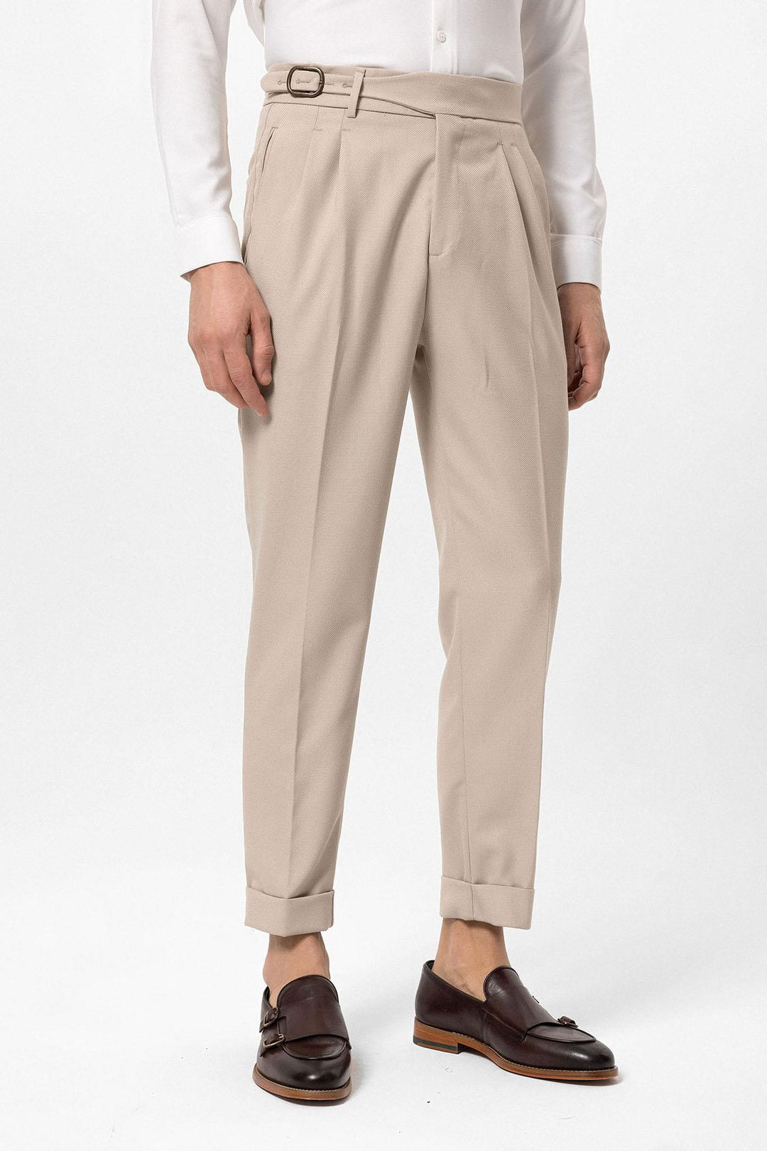 Pantalón Hombre Beige Claro Talle Alto Plisado Detalle Hebilla - Wessi