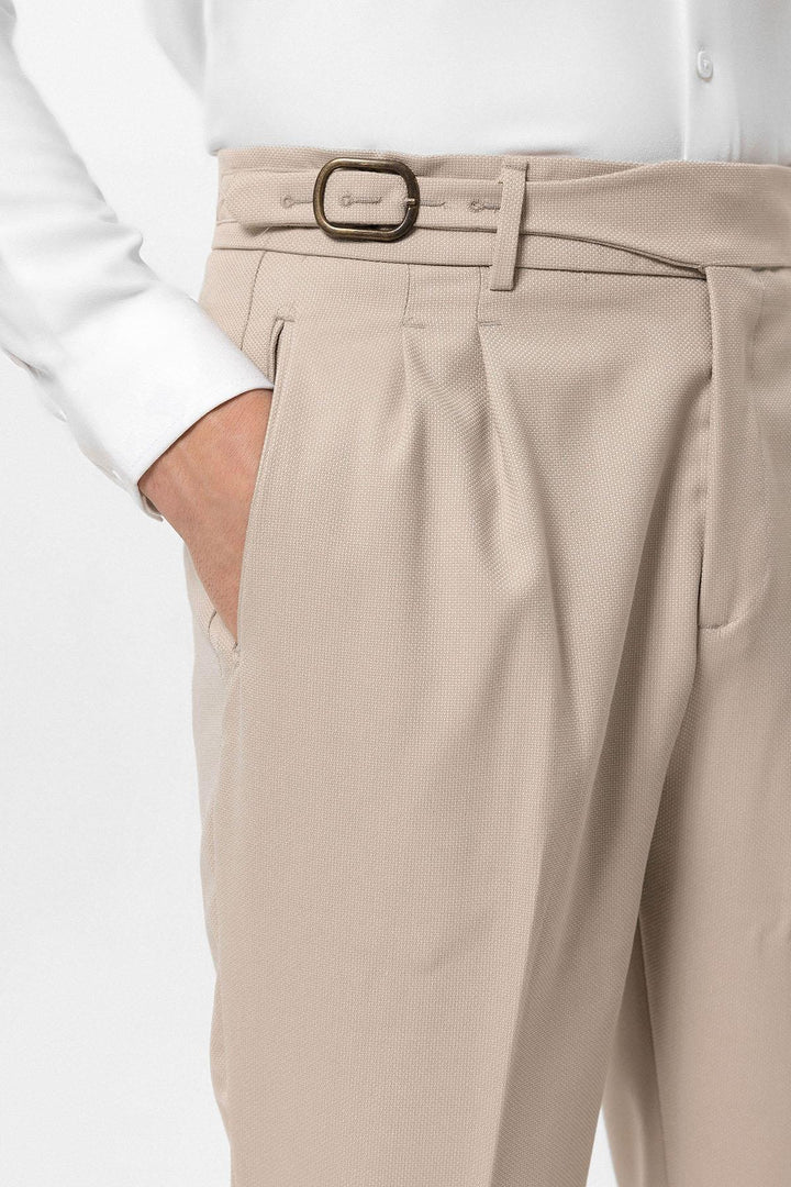 Pantalón Hombre Beige Claro Talle Alto Plisado Detalle Hebilla - Wessi